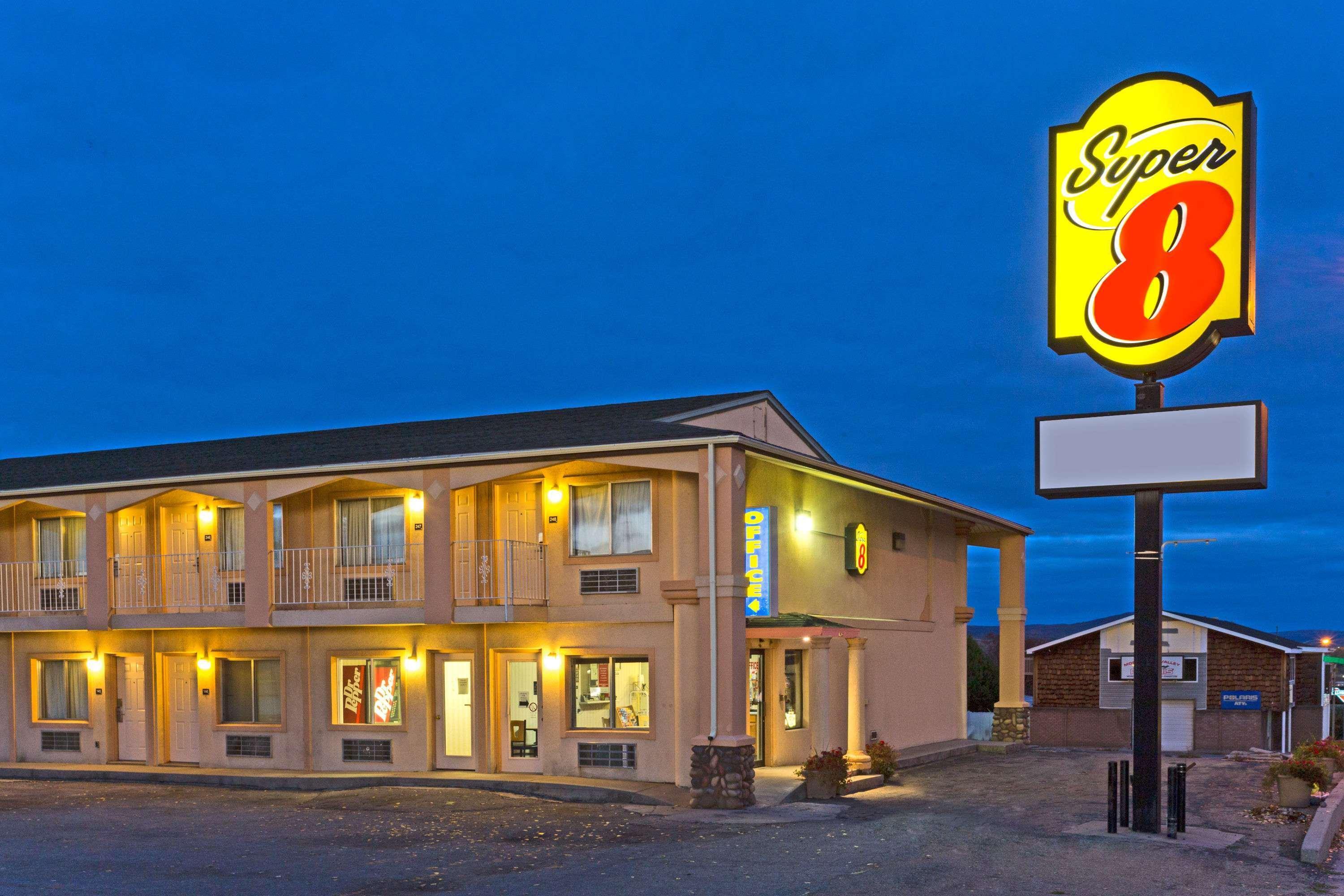 Super 8 By Wyndham Evanston Exterior photo