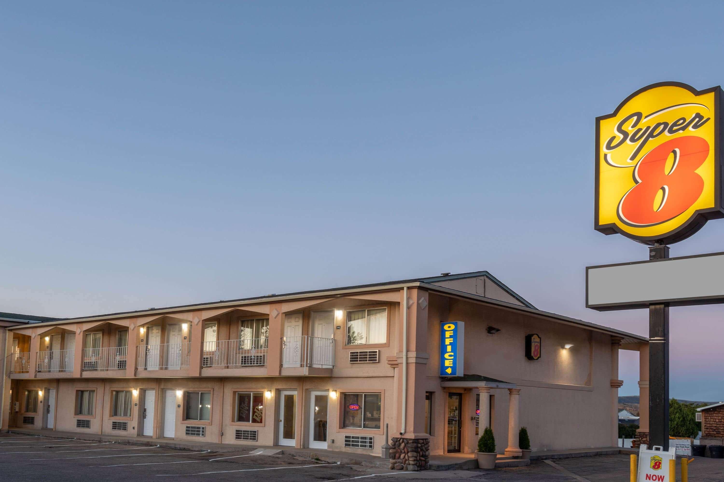 Super 8 By Wyndham Evanston Exterior photo
